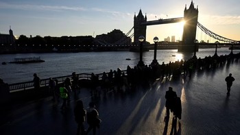 Ketika mencapai kapasitas dan ditutup pada Jumat (16/9), masyarakat memprotesnya dan malah membentuk antrean terpisah. Foto: Reuters via Daily Mail