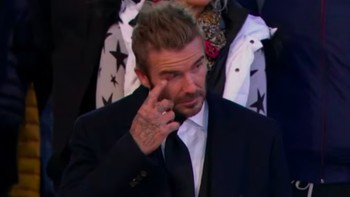 Tidak ada cara lain, orang yang ingin memberikan penghormatan terakhir secara langsung pada Ratu Elizabeth II harus mengantre. Bahkan sekelas David Beckham pun tampak ikut dalam antrean. Sejumlah sosok terkenal dan pejabat lainnya juga ikut mengantre. Foto: BBC via Daily Mail 