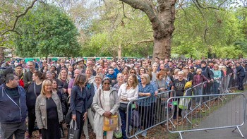 Tercatat ada tiga ratus orang dalam antrean diberikan bantuan medis karena kelelahan, dan 17 orang di antaranya dibawa ke rumah sakit terdekat, menurut London Ambulance Services. Foto: AP via Daily Mail