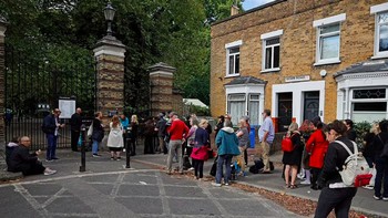 Orang-orang menunggu di luar gerbang Southwark Park dari sore hari sebelumnya agar mereka bisa masuk antrean lebih awal. Foto: Getty Images via Daily Mail