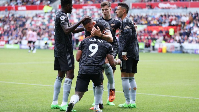 BRENTFORD, ENGLAND - SEPTEMBER 18: Gabriel Jesus of Arsenal celebrates with Granit Xhaka and teammates after scoring their sides second goal during the Premier League match between Brentford FC and Arsenal FC at Brentford Community Stadium on September 18, 2022 in Brentford, England. (Photo by Richard Heathcote/Getty Images)