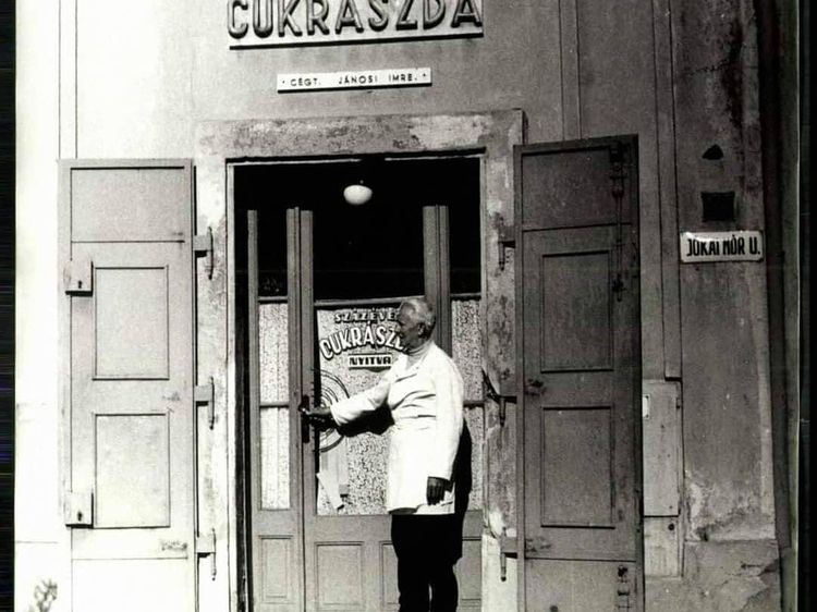 Gokil! Toko Kue Berusia 182 Tahun Ini Mirip Kastil Drakula