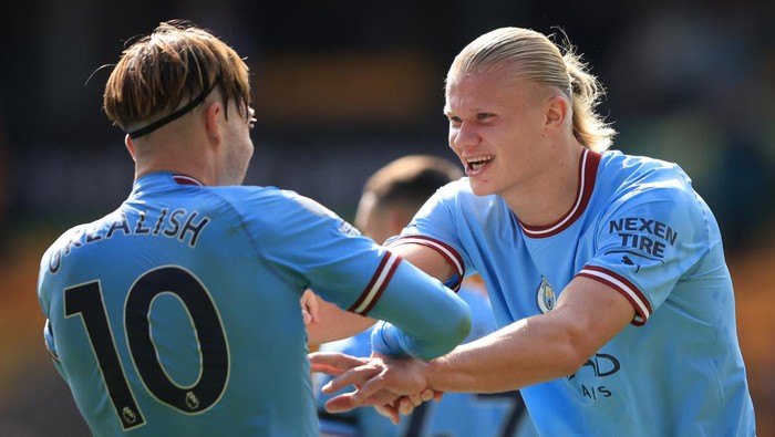 WOLVERHAMPTON, ENGLAND - SEPTEMBER 17:  Jack Grealish of Manchester City celebrates with Erling Haaland of Manchester City during the Premier League match between Wolverhampton Wanderers and Manchester City at Molineux on September 17, 2022 in Wolverhampton, United Kingdom. (Photo by Marc Atkins/Getty Images)