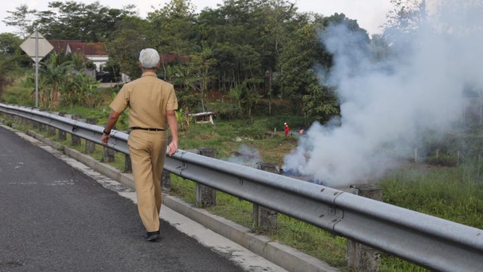 Gubernur Jateng Ganjar Pranowo turun dari mobil dan berjalan di bahu jalan tol saat melihat kebakaran lahan, Senin (19/9/2022).