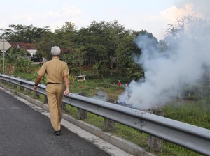 Kabut Asap Penebar Maut, Ganjar Tegur Warga yang Bakar-bakar di Pinggir Tol