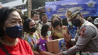 Kasubdit Audit dan Inspeksi Ditkamsel Korlantas Polri Kombes Pol Aries Syahbudin memberikan paket sembako kepada anak-anak panti asuhan binaan khonghucu Bio Hok Tek Tjen Sin, Senin (19/9).