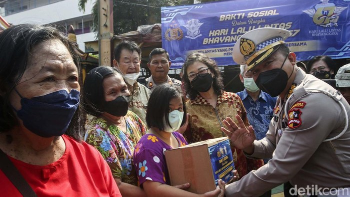 Hari Lalulintas Bhayangkara ke-67 Polantas Gelar Baksos Korlantas Polri melakukan kegiatan bakti sosial di Bio Hok Tek Tjen Sin, Kebayoran Baru, Jakarta. Kegiatan ini dalam rangka Hari Lalulintas Bhayangkara ke-67.