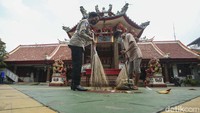 Selain membagikan sembako para Polwan juga melakukan bakti sosial dengan turut serta membersihkan rumah ibadah.