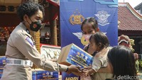 Sebanyak 107.200 paket sembako diberikan kepada masyarakat yang membutuhkan, kegiatan ini dilaksanakan secara serentak di Indonesia.