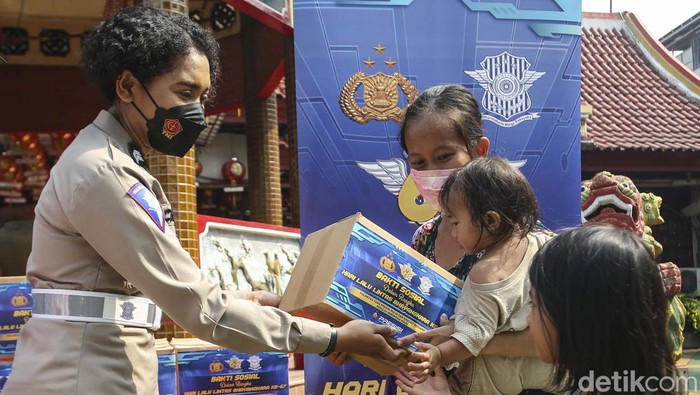 Hari Lalulintas Bhayangkara ke-67 Polantas Gelar Baksos Korlantas Polri melakukan kegiatan bakti sosial di Bio Hok Tek Tjen Sin, Kebayoran Baru, Jakarta. Kegiatan ini dalam rangka Hari Lalulintas Bhayangkara ke-67.