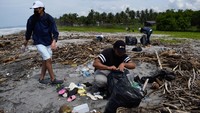 Para sukarelawan membersihkan sampah-sampah di pantai La Cangrejera, La Libertad, El Salvador, Sabtu (17/9/2022).
