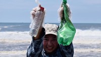 Kebanyakan sampah yang ada di pantai tersebut adalah sampah plastik.