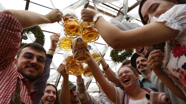Orang-orang bersorak dengan bir saat pembukaan resmi festival bir terbesar di dunia, Oktoberfest ke-187 di Munich, Jerman, Sabtu (17/9/2022) waktu setempat. (Reuters/Michaela Rehle) Orang-orang bersorak dengan bir saat pembukaan resmi festival bir terbesar di dunia, Oktoberfest ke-187 di Munich, Jerman, Sabtu (17/9/2022) waktu setempat. (Reuters/Michaela Rehle)