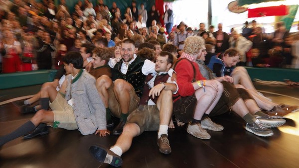 Festival bir tahunan Oktoberfest di Jerman kembali digelar di tahun ini. Menjadi yang pertama setelah dua tahun tertunda akibat pandemi COVID-19. (Reuters/Michaela Rehle) Festival bir tahunan Oktoberfest di Jerman kembali digelar di tahun ini. Menjadi yang pertama setelah dua tahun tertunda akibat pandemi COVID-19. (Reuters/Michaela Rehle)