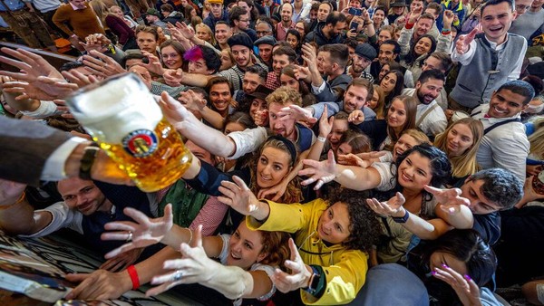 Oktoberfest menjadi pesta bir tahunan yang dihelat selama dua pekan di Munich, yang ditunggu-tunggu bukan hanya oleh warga lokal, tetapi juga wisatawan asing. Festival itu mengajak menjadi pesta rakyat di halaman rumput yang luas atau yang disebut Wiese. Di perayaan itu, mereka akan menikmati segelas besar bir. (AP Photo/Michael Probst)