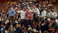 Secangkir bir berukuran satu-dua liter akan dihargai antara 12,60 hingga 13,80 euro atau sekitar Rp 191 ribu sampai Rp 209 ribu. Menurut situs resmi Oktoberfest, harga yang dipatok naik 15 persen dibandingkan dengan harga di tahun 2019. (AP Photo/Michael Probst)