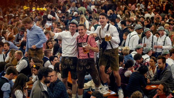 Secangkir bir berukuran satu-dua liter akan dihargai antara 12,60 hingga 13,80 euro atau sekitar Rp 191 ribu sampai Rp 209 ribu. Menurut situs resmi Oktoberfest, harga yang dipatok naik 15 persen dibandingkan dengan harga di tahun 2019. (AP Photo/Michael Probst) Secangkir bir berukuran satu-dua liter akan dihargai antara 12,60 hingga 13,80 euro atau sekitar Rp 191 ribu sampai Rp 209 ribu. Menurut situs resmi Oktoberfest, harga yang dipatok naik 15 persen dibandingkan dengan harga di tahun 2019. (AP Photo/Michael Probst)