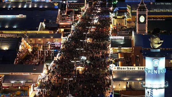 Oktoberfest, pertama kali diadakan pada tahun 1810, untuk menghormati pernikahan Putra Mahkota Ludwig dari Bavaria dengan Putri Therese. Festival itu batal beberapa kali selama lebih dari 200 tahun dan penyebabnya perang dan pandemi. (Johannes Simon/Getty Images) Oktoberfest, pertama kali diadakan pada tahun 1810, untuk menghormati pernikahan Putra Mahkota Ludwig dari Bavaria dengan Putri Therese. Festival itu batal beberapa kali selama lebih dari 200 tahun dan penyebabnya perang dan pandemi. (Johannes Simon/Getty Images)