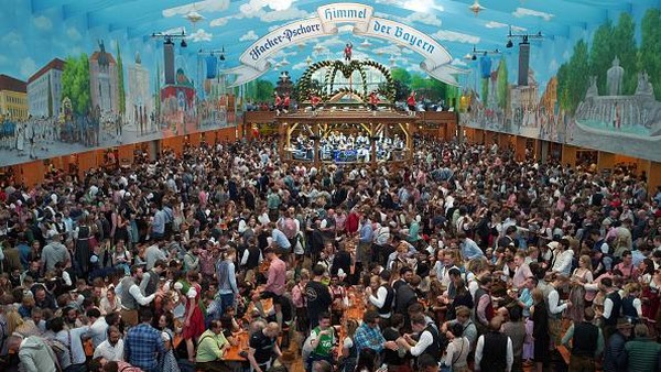 Festival bir yang populer di ibu kota Bavaria ini dihelat tanpa protokol kesehatan. Acara akan berlangsung pada 17 September-3 Oktober 2022. (Johannes Simon/Getty Images)