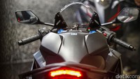 Model ini hadir dengan mengusung Pride in Every Ride yang mampu menghadirkan kebanggaan dalam setiap aktivitas berkendara baik di jalanan perkotaan maupun sirkuit.