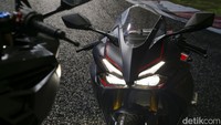 Desain bodi model terbaru ini turut mendukung dalam memberikan kontribusi untuk kemudahan pengendalian saat melakukan manuver.