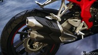 Motor sport baru tersebut ditanamkan berbagai fitur kekinian, seperti suspensi depan upside down dengan SFF-Big Piston, Assist/Slipper Clutch, throttle by wire dengan riding mode selector, dan Quick Shifter untuk varian tertinggi.