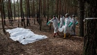 Penyebab kematian belum ditetapkan, meskipun penduduk mengatakan beberapa kuburan di dekat kota Izium adalah orang-orang yang meninggal dalam serangan udara. Pihak berwenang Ukraina mengatakan setidaknya satu dari mayat itu terikat tangan dan bekas tali di lehernya.
