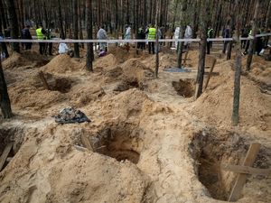 Horor! Ukraina Temukan Kuburan Massal Berisi Ratusan Mayat di Kota Izium
