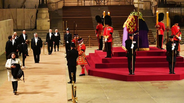Ini Warga Terakhir yang Melayat Ratu Elizabeth 19.09.22 Christina Heerey, the last person to pay their respects to the coffin of Queen Elizabeth II in the Great Hall in the Palace of Westminster. Mark Large/Pool via REUTERS