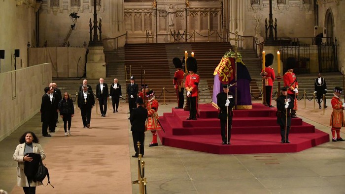 Ini Warga Terakhir yang Melayat Ratu Elizabeth 19.09.22 Christina Heerey, the last person to pay their respects to the coffin of Queen Elizabeth II in the Great Hall in the Palace of Westminster. Mark Large/Pool via REUTERS