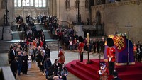 Diketahui sejak hari pertama disemayamkan di Westminster Hall, puluhan ribu warga dari berbagai wilayah di Inggris Raya rela mengantre belasan jam hingga 20-an jam untuk memberikan penghormatan terakhir kepada jenazah Ratu Elizabeth II.   