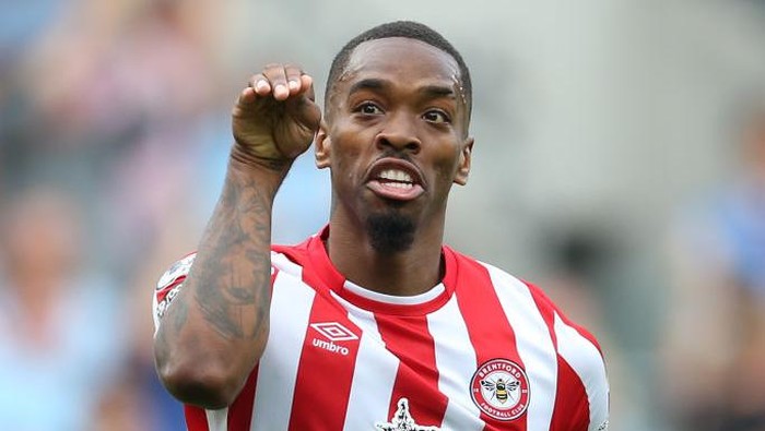 BRENTFORD, ENGLAND - SEPTEMBER 03: Ivan Toney of Brentford celebrates scoring their sides third goal during the Premier League match between Brentford FC and Leeds United at Brentford Community Stadium on September 03, 2022 in Brentford, England. (Photo by Steve Bardens/Getty Images)