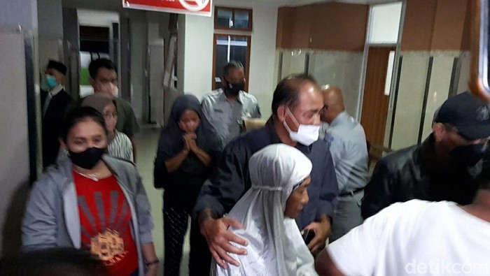 Jaksa Agung Muda Intelijen (Jamintel) Kejagung Amir Yanto menjemput jenazah anaknya di RS Bhakti Asih Brebes. Minggu (19/9/2022).