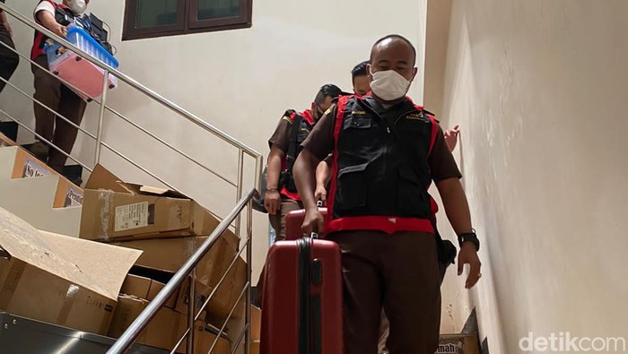 Jaksa geledah Kantor Cabang Dinas Pendidikan Tasik.