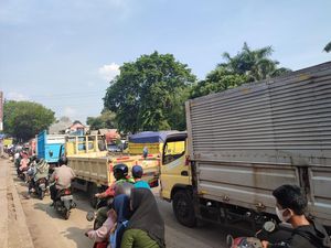 Lia Menyerah Usai 2 Jam Terjebak Macet di Cibubur, Pilih Rehat Sejenak