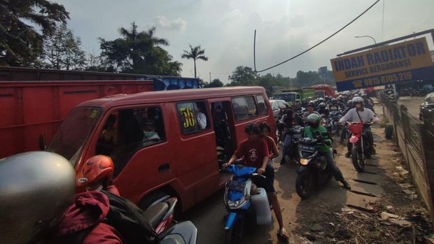 Jalan Alternatif Cibubur terpantau masih macet marah pada pukul 15.42 WIB. (Rizky/detikcom)
