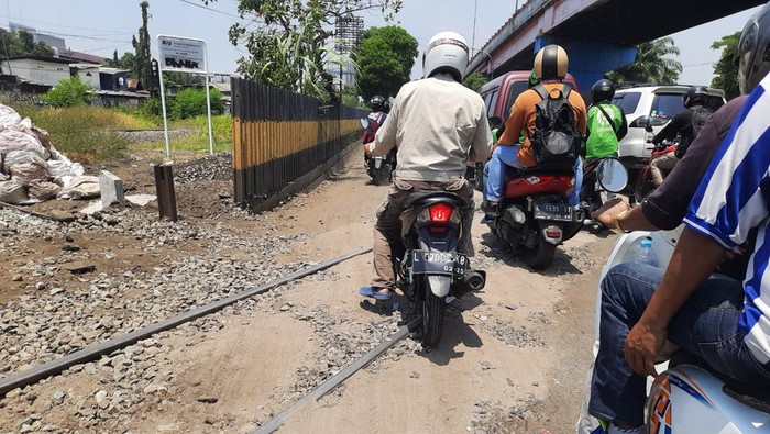 jalan layang wonokromo macet dampak perbaikan rel kereta api