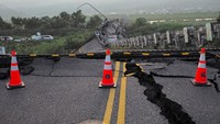 Sebelumnya, gempa berkekuatan M 6,6 melanda wilayah yang sama pada hari Sabtu. Disebutkan telah terjadi beberapa kali gempa sejak hari Minggu.  