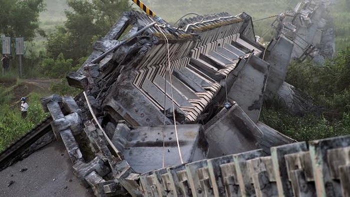 An aerial view shows the collapsed Kaoliao bridge in eastern Taiwan's Hualien county on September 19, 2022, following a 6.9 magnitude earthquake on September 18. (Photo by Sam Yeh / AFP) (Photo by SAM YEH/AFP via Getty Images)