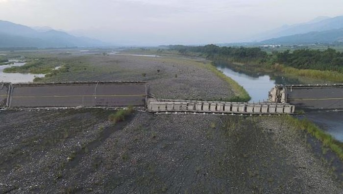 Jembatan di Taiwan Ambruk Digoyang Gempa M 7,2 An aerial view shows the collapsed Kaoliao bridge in eastern Taiwan's Hualien county on September 19, 2022, following a 6.9 magnitude earthquake on September 18. (Photo by Sam Yeh / AFP) (Photo by SAM YEH/AFP via Getty Images)