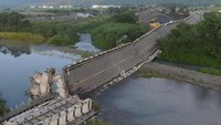 Pemandangan dari udara menunjukkan jembatan Kaoliao yang runtuh di wilayah Hualien, Taiwan timur, Minggu (18/9/2022) waktu setempat.  