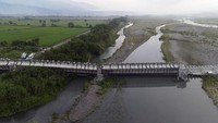 Jembatan itu ambruk akibat gempa berkekuatan M 7,2 yang mengguncang pantai tenggara Taiwan.  