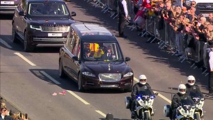 Jenazag Ratu Elizabeth II dibawa ke Kastil Windsor (BBC)