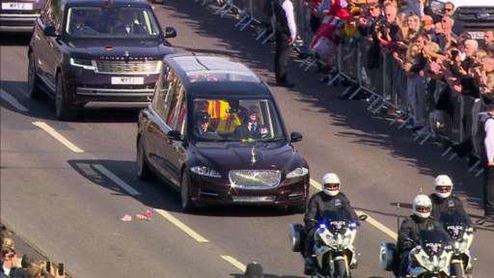Jenazag Ratu Elizabeth II dibawa ke Kastil Windsor (BBC)
