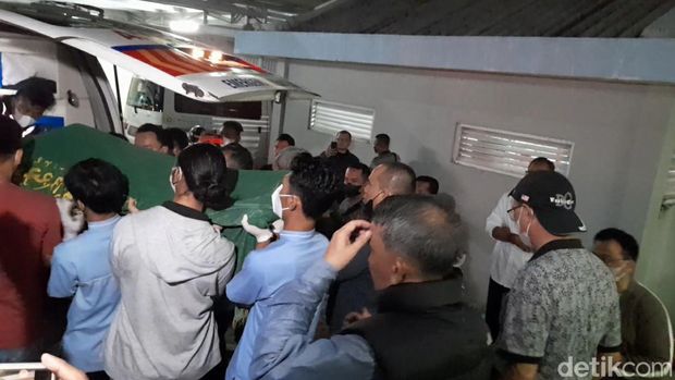 Jenazah korban tewas pada kecelakaan beruntun di ruas tol Pejagan Pemalang, Minggu (18/9/2022) Muhammad Singgih Andika dinihari diambil pihak keluarga.