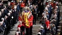 Raja Charles III dan ketiga anak mendiang Ratu Elizabeth II, Putri Anne, Pangeran Andrew dan Pangeran Edward, berjalan kaki mengikuti di belakang peti.