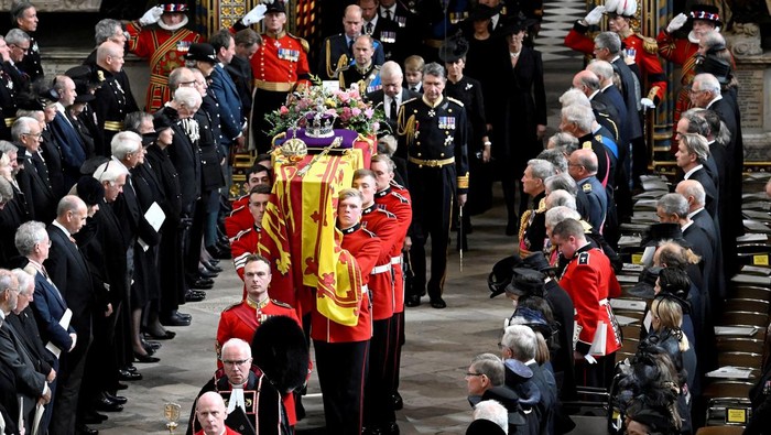 Jenazah Ratu Elizabeth II Dibawa ke Kastil Windsor Peti jenazah Ratu Elizabeth II dibawa keluar dari Westminster Abbey, London, Inggris, kini dibawa ke Kastil Windsor yang menjadi persemayaman terakhirnya.