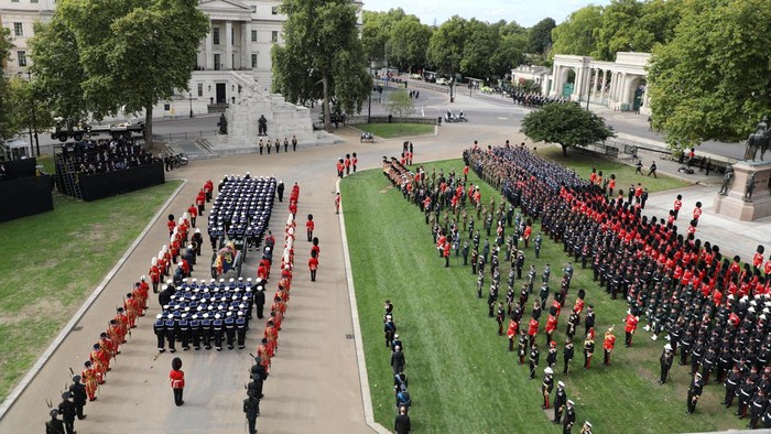 Peti jenazah Ratu Elizabeth II dibawa keluar dari Westminster Abbey, London, Inggris, kini dibawa ke Kastil Windsor yang menjadi persemayaman terakhirnya.