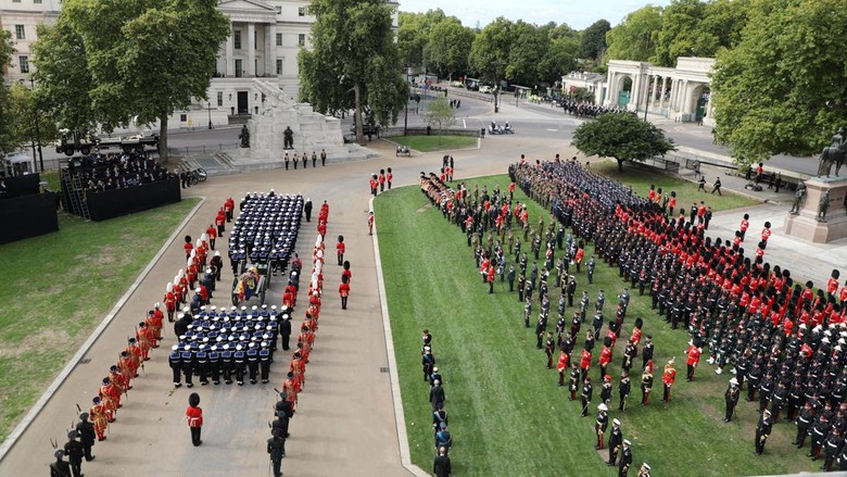 Jenazah Ratu Elizabeth II Dibawa ke Kastil Windsor Peti jenazah Ratu Elizabeth II dibawa keluar dari Westminster Abbey, London, Inggris, kini dibawa ke Kastil Windsor yang menjadi persemayaman terakhirnya.