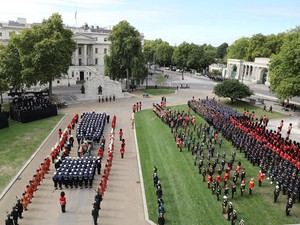 Pemakaman Ratu Elizabeth II: Naik Private Jet No, Naik Bus Yes